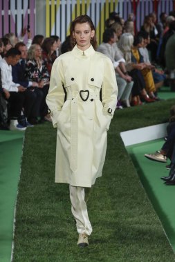 New York, Ny - Eylül 09: Manken pist Park Caddesi Tophane, Escada Ss19 için 9 Eylül 2018 New York'ta yürür.