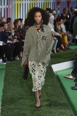 New York, Ny - Eylül 09: Manken pist Park Caddesi Tophane, Escada Ss19 için 9 Eylül 2018 New York'ta yürür.