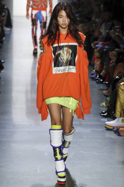 New York, Ny - Eylül 06: A modeli yürüyüşler pist giyen Jeremy Scott bahar 2019 Galerisi ben New York'ta 6 Eylül 2018 bahar stüdyolarında.