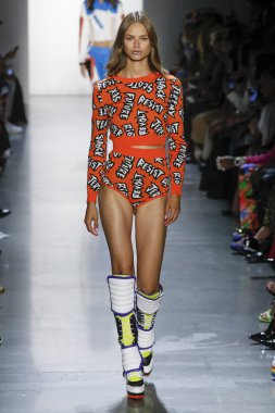 New York, Ny - Eylül 06: A modeli yürüyüşler pist giyen Jeremy Scott bahar 2019 Galerisi ben New York'ta 6 Eylül 2018 bahar stüdyolarında.