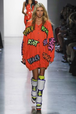 New York, Ny - Eylül 06: A modeli yürüyüşler pist giyen Jeremy Scott bahar 2019 Galerisi ben New York'ta 6 Eylül 2018 bahar stüdyolarında.