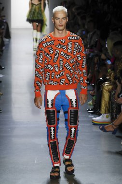 New York, Ny - Eylül 06: A modeli yürüyüşler pist giyen Jeremy Scott bahar 2019 Galerisi ben New York'ta 6 Eylül 2018 bahar stüdyolarında.