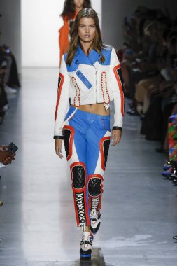 New York, Ny - Eylül 06: A modeli yürüyüşler pist giyen Jeremy Scott bahar 2019 Galerisi ben New York'ta 6 Eylül 2018 bahar stüdyolarında.