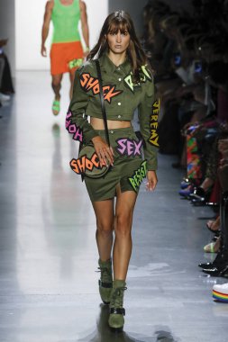 New York, Ny - Eylül 06: A modeli yürüyüşler pist giyen Jeremy Scott bahar 2019 Galerisi ben New York'ta 6 Eylül 2018 bahar stüdyolarında.