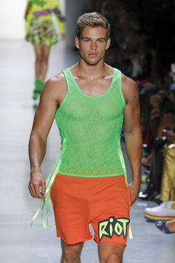 New York, Ny - Eylül 06: A modeli yürüyüşler pist giyen Jeremy Scott bahar 2019 Galerisi ben New York'ta 6 Eylül 2018 bahar stüdyolarında.