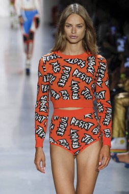 New York, Ny - Eylül 06: A modeli yürüyüşler pist giyen Jeremy Scott bahar 2019 Galerisi ben New York'ta 6 Eylül 2018 bahar stüdyolarında.