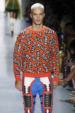 New York, Ny - Eylül 06: A modeli yürüyüşler pist giyen Jeremy Scott bahar 2019 Galerisi ben New York'ta 6 Eylül 2018 bahar stüdyolarında.