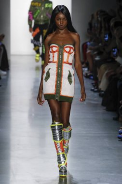 New York, Ny - Eylül 06: A modeli yürüyüşler pist giyen Jeremy Scott bahar 2019 Galerisi ben New York'ta 6 Eylül 2018 bahar stüdyolarında.