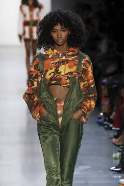 New York, Ny - Eylül 06: A modeli yürüyüşler pist giyen Jeremy Scott bahar 2019 Galerisi ben New York'ta 6 Eylül 2018 bahar stüdyolarında.