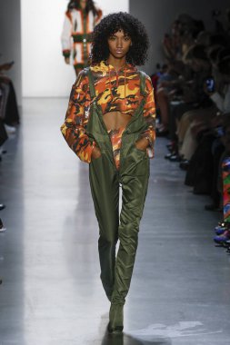 New York, Ny - Eylül 06: A modeli yürüyüşler pist giyen Jeremy Scott bahar 2019 Galerisi ben New York'ta 6 Eylül 2018 bahar stüdyolarında.