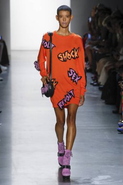New York, Ny - Eylül 06: A modeli yürüyüşler pist giyen Jeremy Scott bahar 2019 Galerisi ben New York'ta 6 Eylül 2018 bahar stüdyolarında.