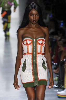 New York, Ny - Eylül 06: A modeli yürüyüşler pist giyen Jeremy Scott bahar 2019 Galerisi ben New York'ta 6 Eylül 2018 bahar stüdyolarında.