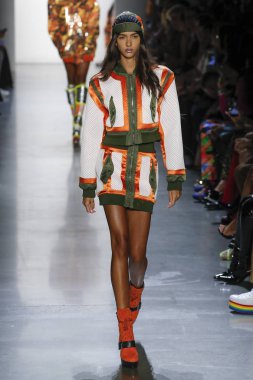 New York, Ny - Eylül 06: A modeli yürüyüşler pist giyen Jeremy Scott bahar 2019 Galerisi ben New York'ta 6 Eylül 2018 bahar stüdyolarında.