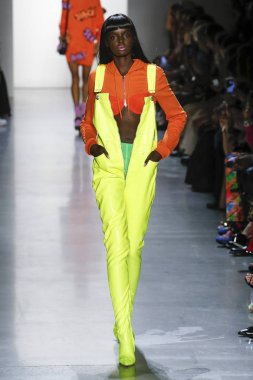 New York, Ny - Eylül 06: A modeli yürüyüşler pist giyen Jeremy Scott bahar 2019 Galerisi ben New York'ta 6 Eylül 2018 bahar stüdyolarında.