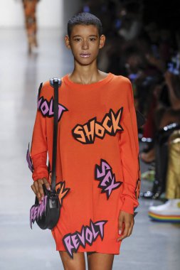 New York, Ny - Eylül 06: A modeli yürüyüşler pist giyen Jeremy Scott bahar 2019 Galerisi ben New York'ta 6 Eylül 2018 bahar stüdyolarında.