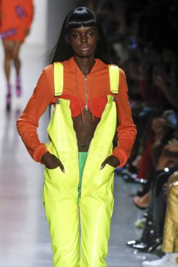 New York, Ny - Eylül 06: A modeli yürüyüşler pist giyen Jeremy Scott bahar 2019 Galerisi ben New York'ta 6 Eylül 2018 bahar stüdyolarında.