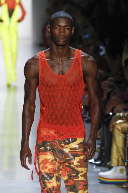 New York, Ny - Eylül 06: A modeli yürüyüşler pist giyen Jeremy Scott bahar 2019 Galerisi ben New York'ta 6 Eylül 2018 bahar stüdyolarında.