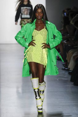 New York, Ny - Eylül 06: A modeli yürüyüşler pist giyen Jeremy Scott bahar 2019 Galerisi ben New York'ta 6 Eylül 2018 bahar stüdyolarında.