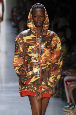 New York, Ny - Eylül 06: A modeli yürüyüşler pist giyen Jeremy Scott bahar 2019 Galerisi ben New York'ta 6 Eylül 2018 bahar stüdyolarında.