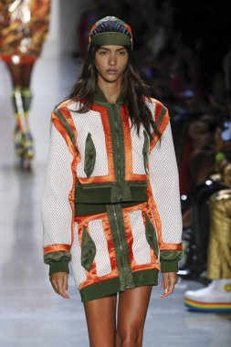 New York, Ny - Eylül 06: A modeli yürüyüşler pist giyen Jeremy Scott bahar 2019 Galerisi ben New York'ta 6 Eylül 2018 bahar stüdyolarında.