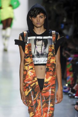 New York, Ny - Eylül 06: A modeli yürüyüşler pist giyen Jeremy Scott bahar 2019 Galerisi ben New York'ta 6 Eylül 2018 bahar stüdyolarında.