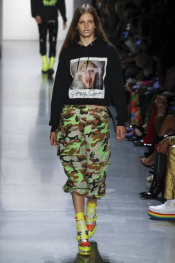 New York, Ny - Eylül 06: A modeli yürüyüşler pist giyen Jeremy Scott bahar 2019 Galerisi ben New York'ta 6 Eylül 2018 bahar stüdyolarında.