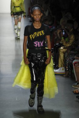 New York, Ny - Eylül 06: A modeli yürüyüşler pist giyen Jeremy Scott bahar 2019 Galerisi ben New York'ta 6 Eylül 2018 bahar stüdyolarında.