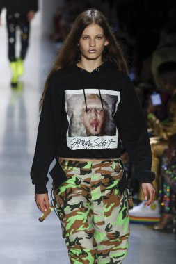 New York, Ny - Eylül 06: A modeli yürüyüşler pist giyen Jeremy Scott bahar 2019 Galerisi ben New York'ta 6 Eylül 2018 bahar stüdyolarında.