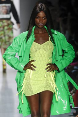 New York, Ny - Eylül 06: A modeli yürüyüşler pist giyen Jeremy Scott bahar 2019 Galerisi ben New York'ta 6 Eylül 2018 bahar stüdyolarında.