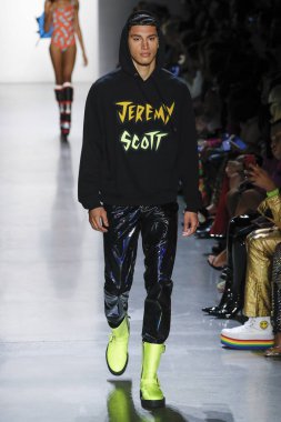 New York, Ny - Eylül 06: A modeli yürüyüşler pist giyen Jeremy Scott bahar 2019 Galerisi ben New York'ta 6 Eylül 2018 bahar stüdyolarında.