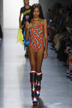 New York, Ny - Eylül 06: A modeli yürüyüşler pist giyen Jeremy Scott bahar 2019 Galerisi ben New York'ta 6 Eylül 2018 bahar stüdyolarında.