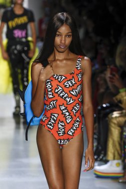 New York, Ny - Eylül 06: A modeli yürüyüşler pist giyen Jeremy Scott bahar 2019 Galerisi ben New York'ta 6 Eylül 2018 bahar stüdyolarında.
