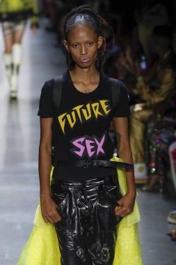 New York, Ny - Eylül 06: A modeli yürüyüşler pist giyen Jeremy Scott bahar 2019 Galerisi ben New York'ta 6 Eylül 2018 bahar stüdyolarında.