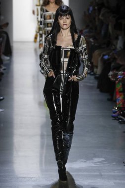 New York, Ny - Eylül 06: A modeli yürüyüşler pist giyen Jeremy Scott bahar 2019 Galerisi ben New York'ta 6 Eylül 2018 bahar stüdyolarında.