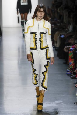 New York, Ny - Eylül 06: A modeli yürüyüşler pist giyen Jeremy Scott bahar 2019 Galerisi ben New York'ta 6 Eylül 2018 bahar stüdyolarında.
