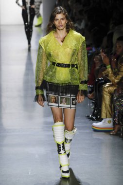 New York, Ny - Eylül 06: A modeli yürüyüşler pist giyen Jeremy Scott bahar 2019 Galerisi ben New York'ta 6 Eylül 2018 bahar stüdyolarında.