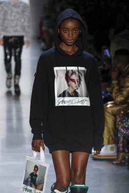 New York, Ny - Eylül 06: A modeli yürüyüşler pist giyen Jeremy Scott bahar 2019 Galerisi ben New York'ta 6 Eylül 2018 bahar stüdyolarında.