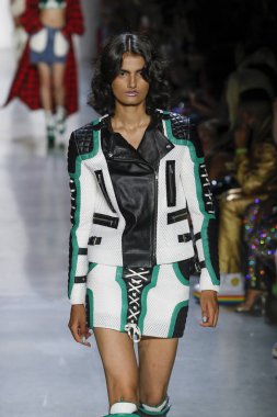 New York, Ny - Eylül 06: A modeli yürüyüşler pist giyen Jeremy Scott bahar 2019 Galerisi ben New York'ta 6 Eylül 2018 bahar stüdyolarında.