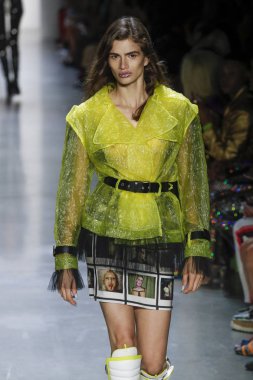 New York, Ny - Eylül 06: A modeli yürüyüşler pist giyen Jeremy Scott bahar 2019 Galerisi ben New York'ta 6 Eylül 2018 bahar stüdyolarında.