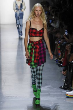 New York, Ny - Eylül 06: A modeli yürüyüşler pist giyen Jeremy Scott bahar 2019 Galerisi ben New York'ta 6 Eylül 2018 bahar stüdyolarında.