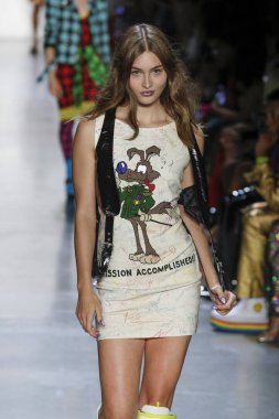 New York, Ny - Eylül 06: A modeli yürüyüşler pist giyen Jeremy Scott bahar 2019 Galerisi ben New York'ta 6 Eylül 2018 bahar stüdyolarında.