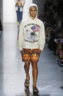 New York, Ny - Eylül 06: A modeli yürüyüşler pist giyen Jeremy Scott bahar 2019 Galerisi ben New York'ta 6 Eylül 2018 bahar stüdyolarında.