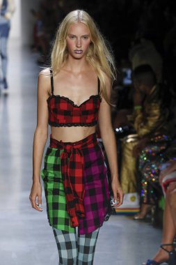 New York, Ny - Eylül 06: A modeli yürüyüşler pist giyen Jeremy Scott bahar 2019 Galerisi ben New York'ta 6 Eylül 2018 bahar stüdyolarında.