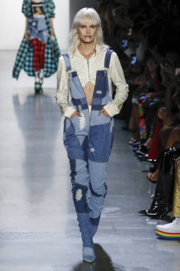 New York, Ny - Eylül 06: A modeli yürüyüşler pist giyen Jeremy Scott bahar 2019 Galerisi ben New York'ta 6 Eylül 2018 bahar stüdyolarında.