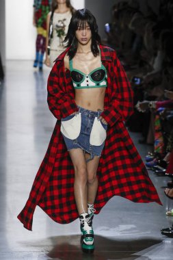 New York, Ny - Eylül 06: A modeli yürüyüşler pist giyen Jeremy Scott bahar 2019 Galerisi ben New York'ta 6 Eylül 2018 bahar stüdyolarında.