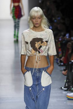 New York, Ny - Eylül 06: A modeli yürüyüşler pist giyen Jeremy Scott bahar 2019 Galerisi ben New York'ta 6 Eylül 2018 bahar stüdyolarında.