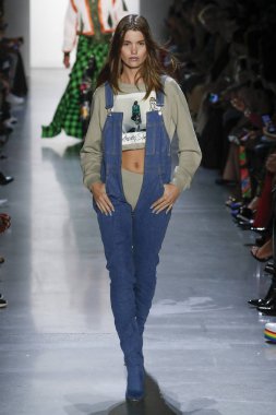New York, Ny - Eylül 06: A modeli yürüyüşler pist giyen Jeremy Scott bahar 2019 Galerisi ben New York'ta 6 Eylül 2018 bahar stüdyolarında.