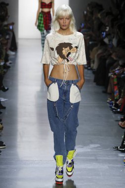 New York, Ny - Eylül 06: A modeli yürüyüşler pist giyen Jeremy Scott bahar 2019 Galerisi ben New York'ta 6 Eylül 2018 bahar stüdyolarında.