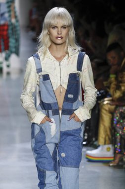 New York, Ny - Eylül 06: A modeli yürüyüşler pist giyen Jeremy Scott bahar 2019 Galerisi ben New York'ta 6 Eylül 2018 bahar stüdyolarında.
