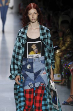 New York, Ny - Eylül 06: A modeli yürüyüşler pist giyen Jeremy Scott bahar 2019 Galerisi ben New York'ta 6 Eylül 2018 bahar stüdyolarında.